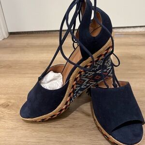NEW Cabi Navy Suede Lace-Up Wedge Espadrilles – Tribal Pattern – Size 10M – New